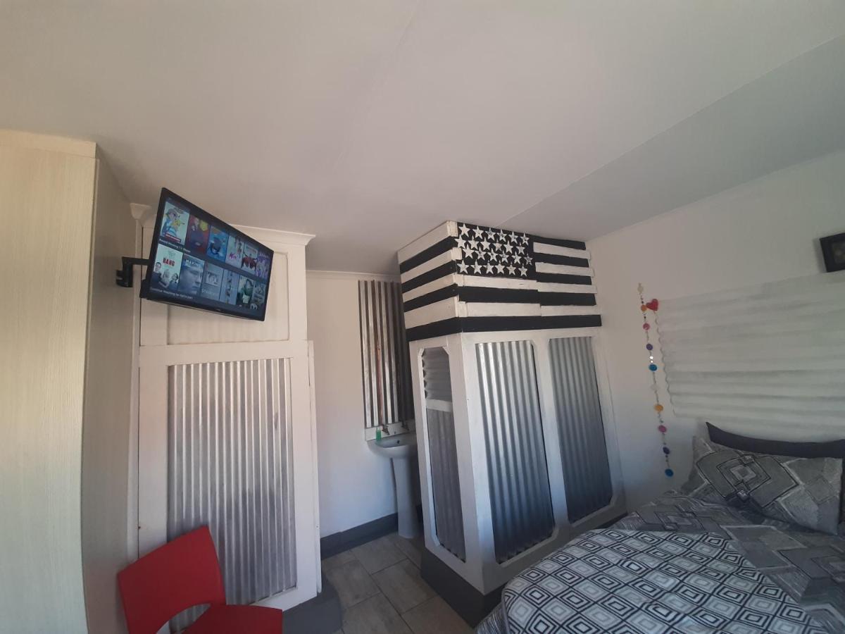Mykhaya-Your Home Away From Home Kempton Park Esterno foto