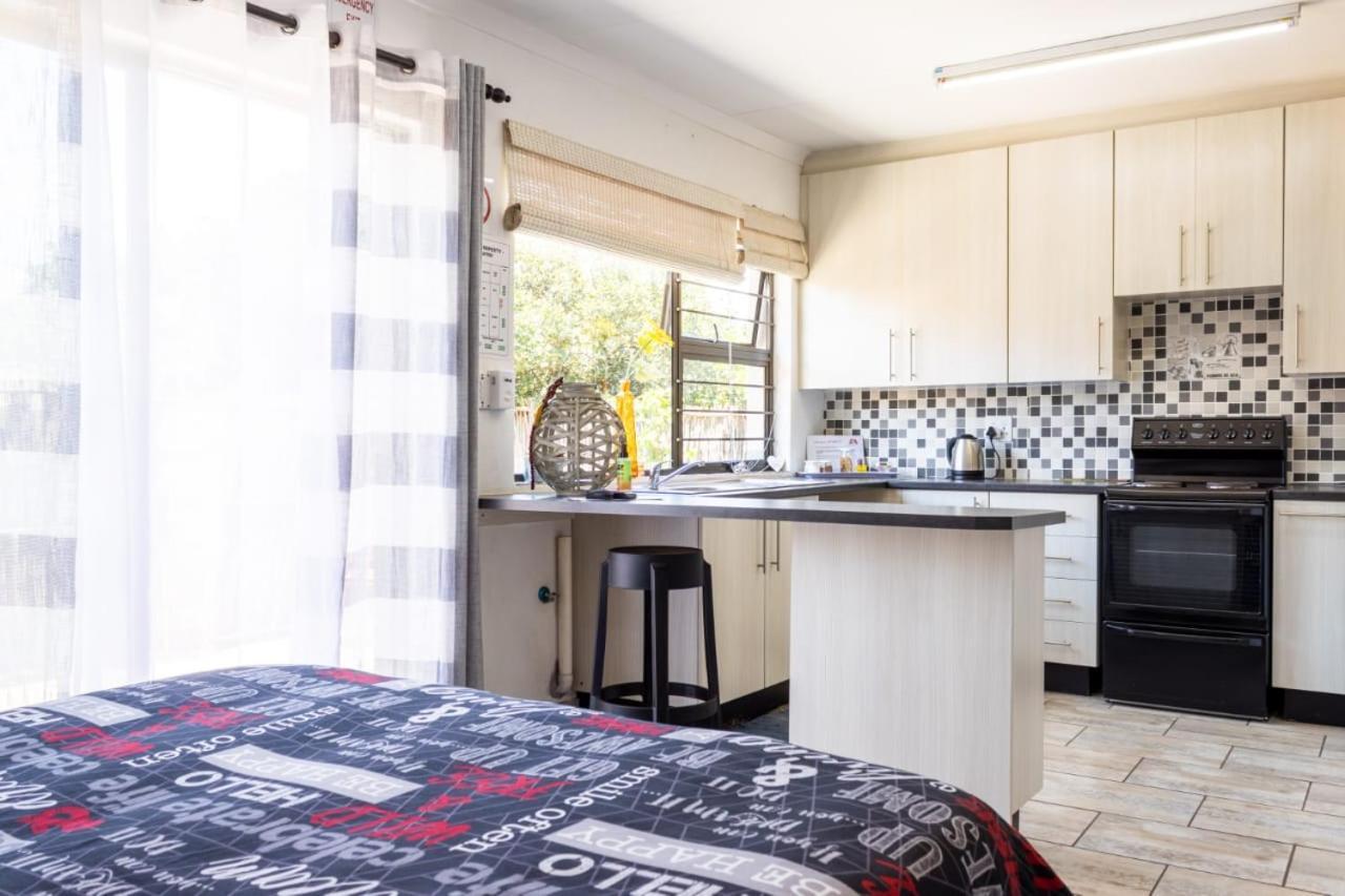 Mykhaya-Your Home Away From Home Kempton Park Esterno foto