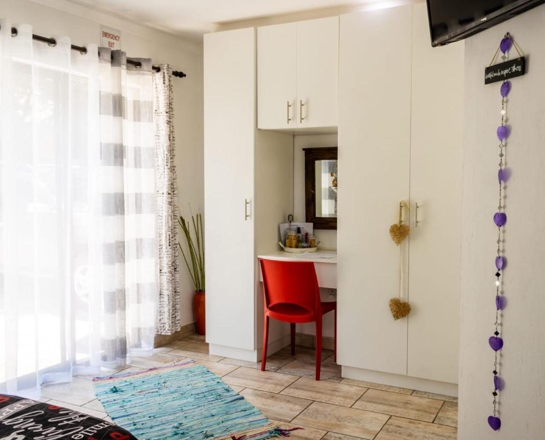 Mykhaya-Your Home Away From Home Kempton Park Esterno foto