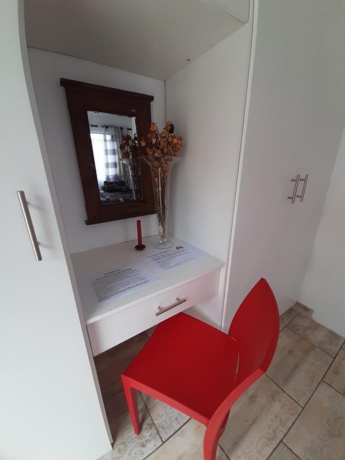 Mykhaya-Your Home Away From Home Kempton Park Esterno foto