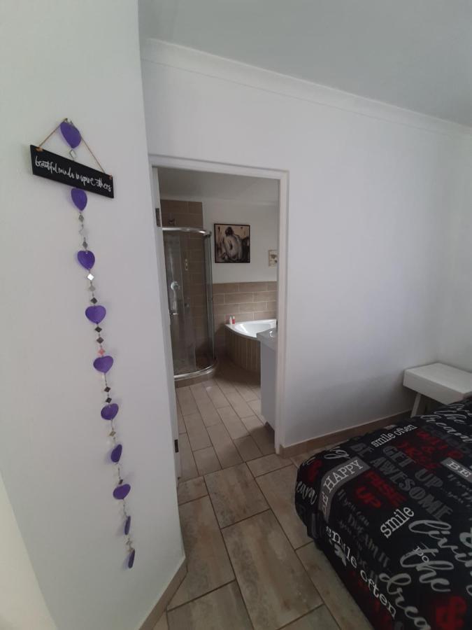 Mykhaya-Your Home Away From Home Kempton Park Esterno foto